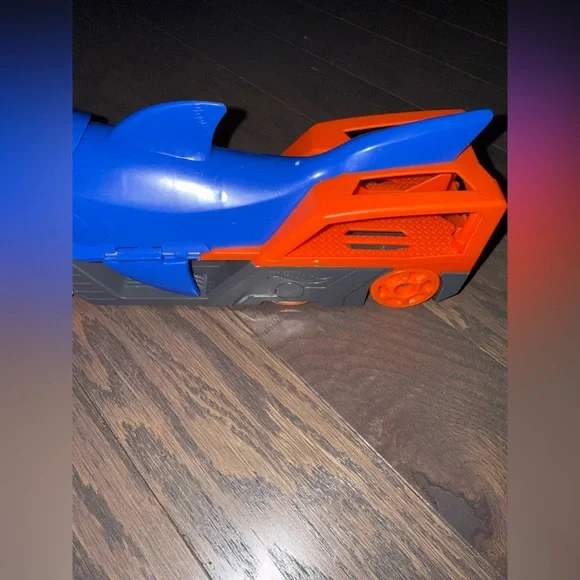 Hot Wheels GVG36 Shark Chomp Transporter Playset -Eats Cars! - Picture 6 of 13
